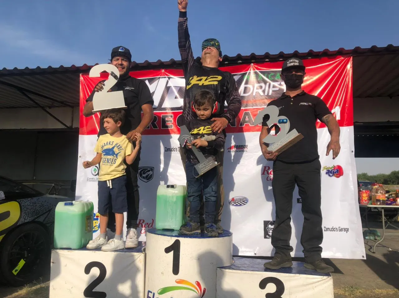 Podio del campeonato regional, Samuel en el primer lugar con sus hijos en el escalón