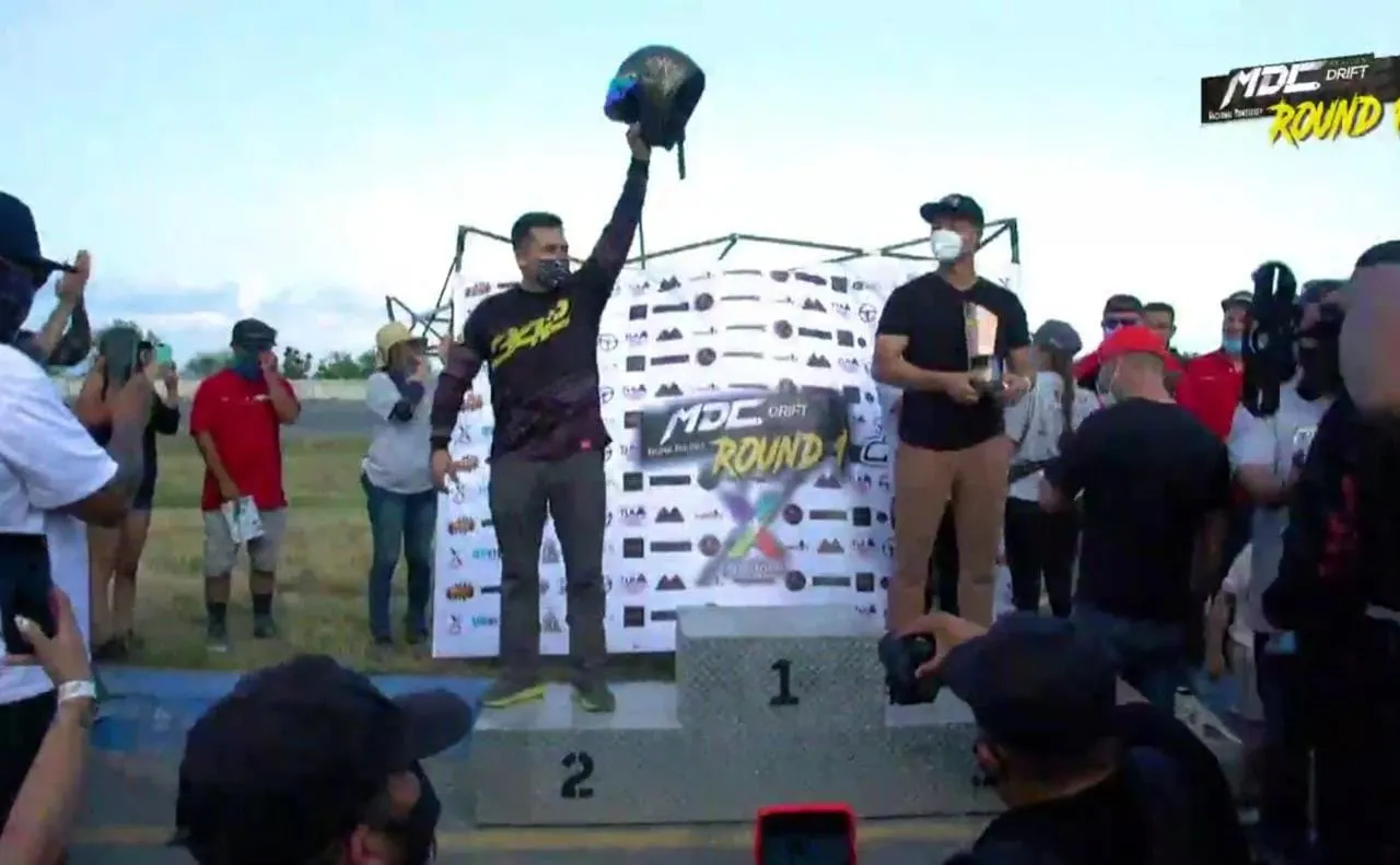 Samuel en lo alto del podio levantando el casco, Mexican Drift Championship Round 1