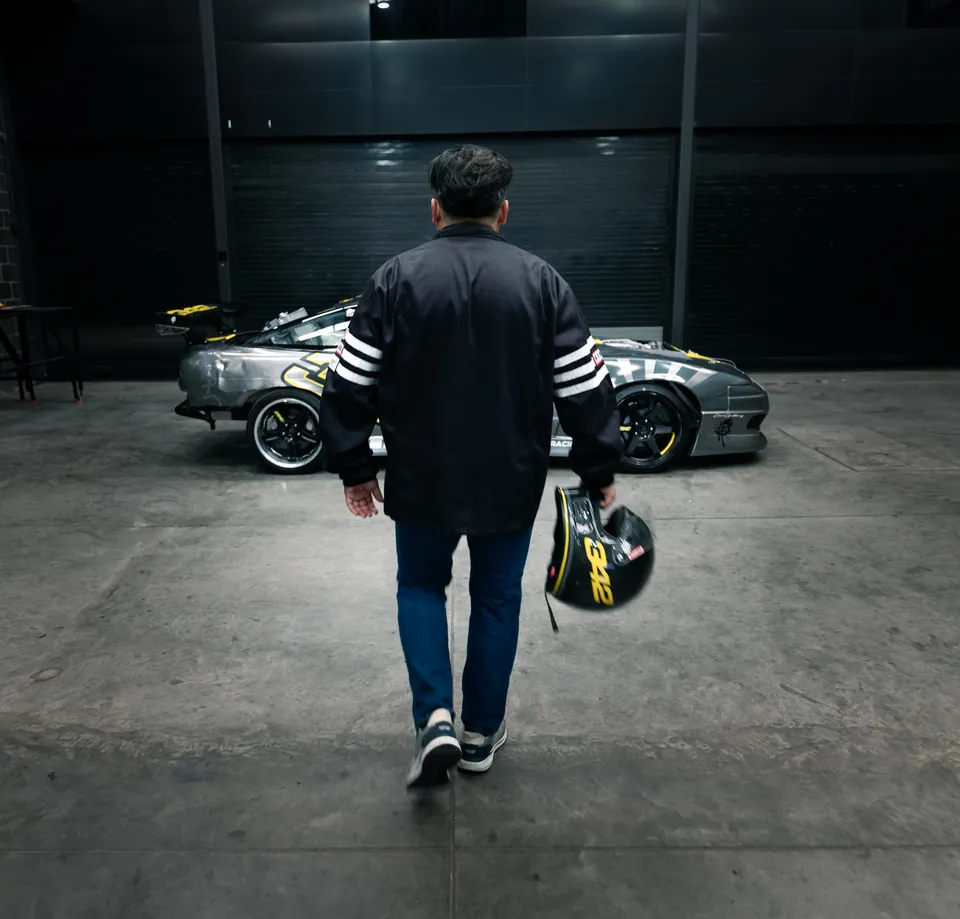 Samuel camina de espaldas hacia el 342 con el casco en la mano